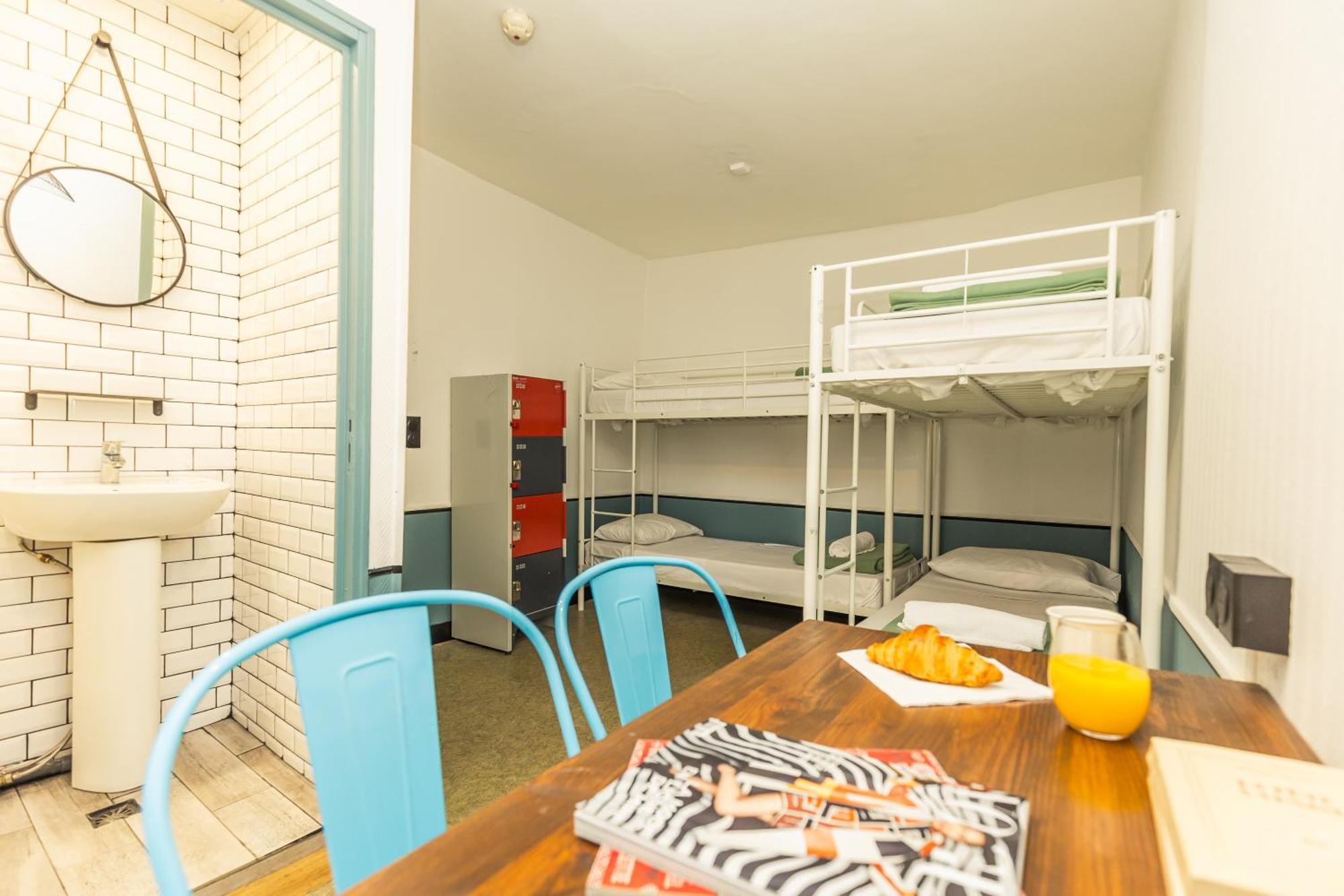 Vierbettzimmer mit eigener Dusche